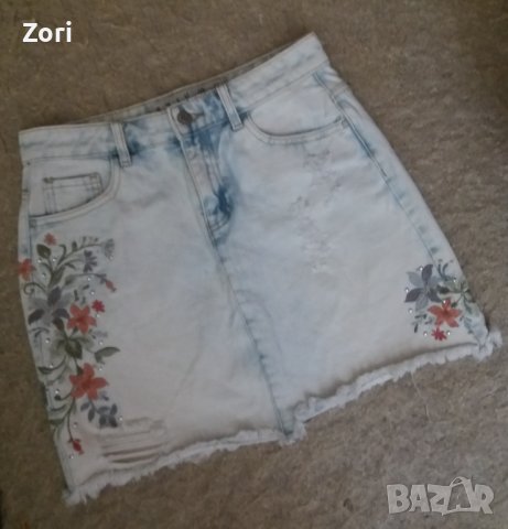 УНИКАЛНА Къса дънкова пола с накъсан ефект и бродерия с камъчета по нея, снимка 1