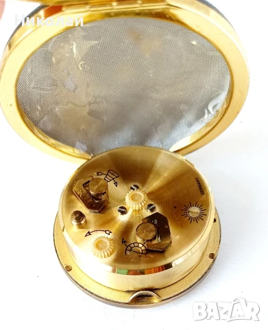 Немски туристически часовник-будилник в кожена табакера с месингова рамка , снимка 4 - Антикварни и старинни предмети - 51363918