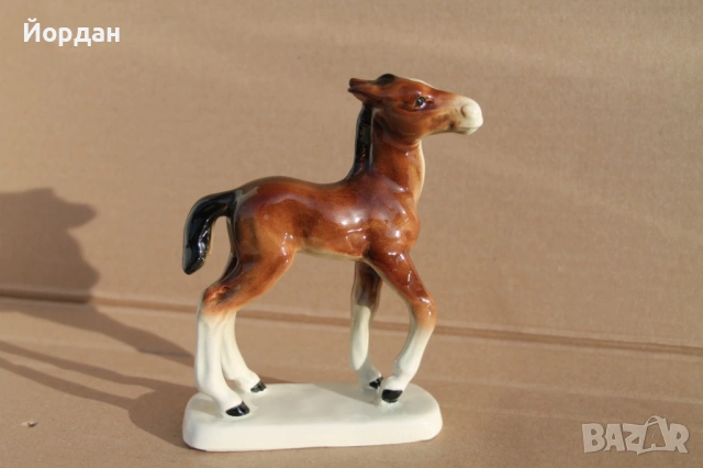 Порцеланова фигурка на конче