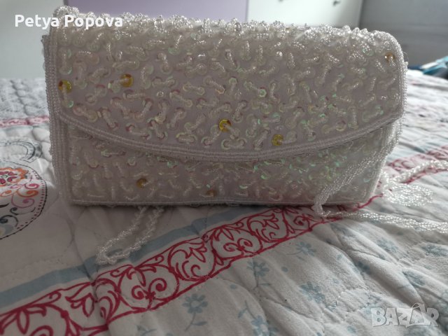 Бяла чантичка с пайети