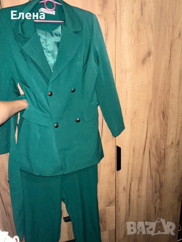 Дамски зелен костюм, снимка 3 - Костюми - 44728478