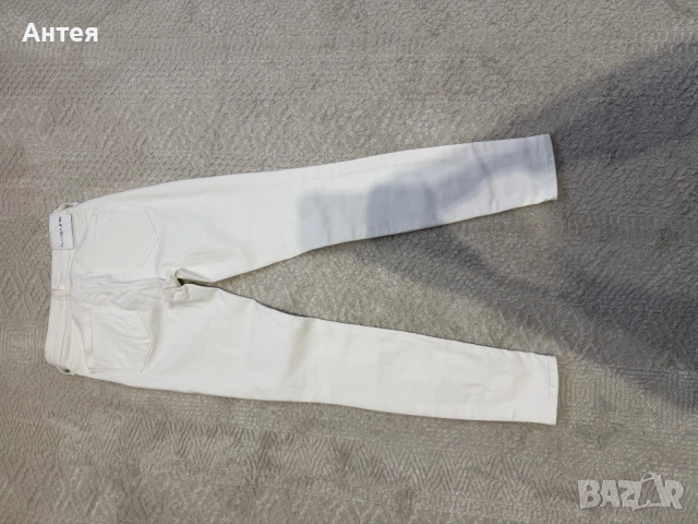 Продавам дамски бели дънки на Calvin Clain, снимка 3 - Дънки - 52943733