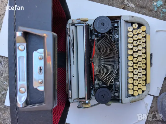 ПОРТАТИВНА ПИШЕЩА МАШИНА С КАПАК И СЕКРЕТ