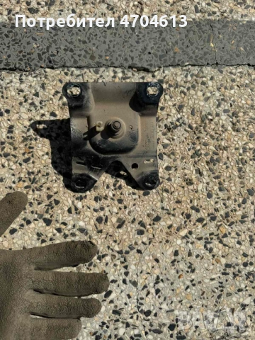 Закопчалка на преден капак на Ауди Audi A8 H4 D4 само за 20Eur. 4h0823186d, снимка 5 - Части - 53136425