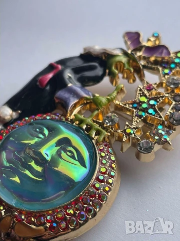 Винтидж брошка „Вещица и Луна“ – Баба Яга, котка, прилеп, звезди и кристали | Мистична бижутерия, снимка 3 - Колиета, медальони, синджири - 50757089