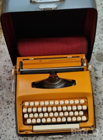пишеща машина- на латиница , снимка 1 - Антикварни и старинни предмети - 42310537
