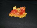 Сувенир малка статуетка червен китайски дракон с монети 