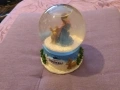 Музикална кутия стъклена снежна топка с герои от филма на Дисни "Замръзналото кралство"  Frozen Ана , снимка 1