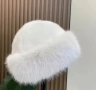 Нова зимна шапка с косъм/ налични всички цветове, снимка 1