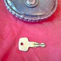 Метална капачка за резервоар с ключ СССР , снимка 4 - Антикварни и старинни предмети - 37575018