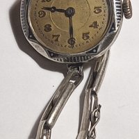 Продавам механичен ,сребърен стар дамски  швейцарски часовник