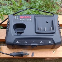 Комбинирано зарядно Bosch GAX 18V-30, снимка 1 - Винтоверти - 38660920