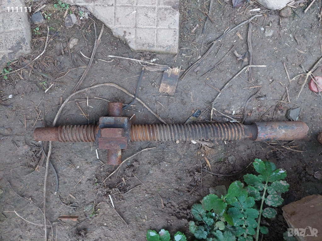 Винт голям с голяма гайка става за скоба за вадене на ризи,  лагери и за други неща , снимка 1