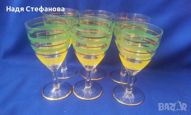 Ретро чашки за алкохол, златни кантове, цветна посипка, столче 