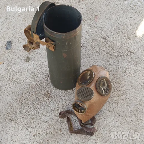 стар противогаз с метална кутия от Втората световна война 