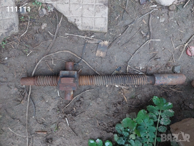 Винт голям с голяма гайка става за скоба за вадене на ризи,  лагери и за други неща 