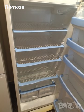Продавам голям хладилник с фризер Indesit, снимка 4 - Хладилници - 42903662