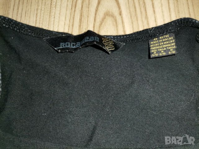 Детска блуза ROCAWEAR, USA оригинал, size M 8/10г, плътна материя, черна, златни щампи, мн. запазена, снимка 3 - Детски Блузи и туники - 35082333