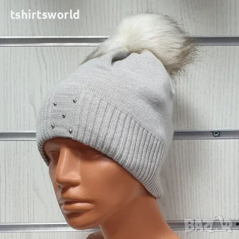 Нова зимна дамска шапка с камъчета с пух/помпон в бежов цвят