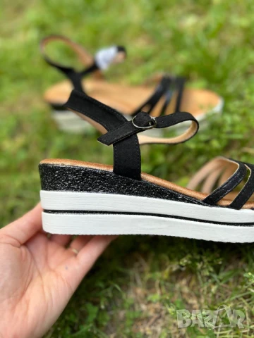 Дамски сандали в черно и златисто