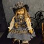 Порцеланова кукла ръчна изработка с ратанов стол , снимка 1 - Колекции - 38015685