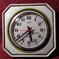 Стар порцеланов немски кварцов часовник "EUROPA", снимка 1 - Антикварни и старинни предмети - 32161403