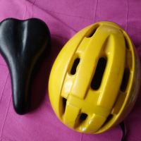 Велосипедна каска и седло, снимка 1 - Аксесоари за велосипеди - 44809645