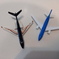 Метални Boeing 787 и 777, 2 пластмасови изтребителя, снимка 11 - Колекции - 39234082