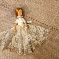 Стара колекционерска кукличка, булка за торта., снимка 3 - Колекции - 44796100