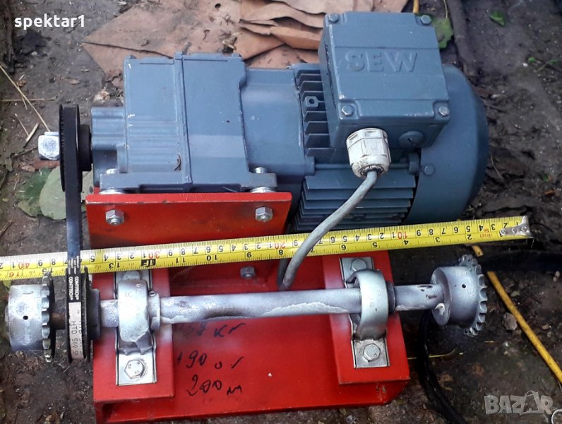 Механизъм двигател с редуктор с ос към него ДВигател 0.37 кв 1380 Об.мин, снимка 1