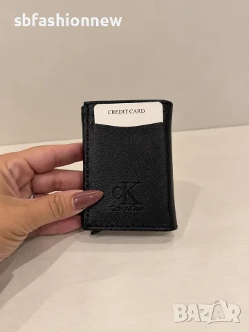 Calvin Klein с място за много карти