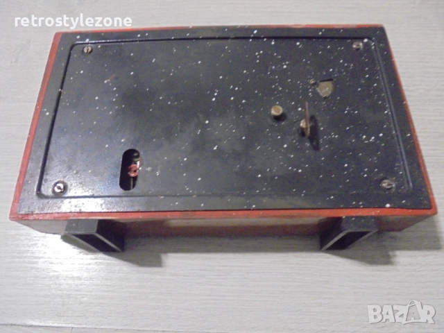 № 8285 Стар настолен часовник с барометър „Маяк“ – съветска класика  , снимка 5 - Антикварни и старинни предмети - 51912545