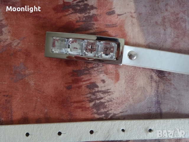 Бял кожен колан с камъни