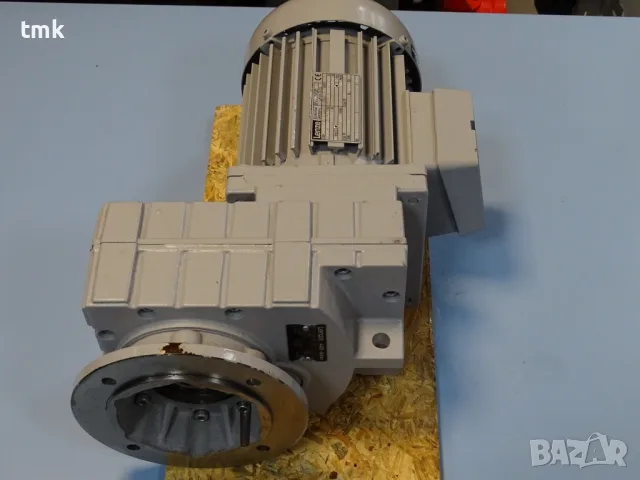 мотор редуктор с бъркалка Lenze 4481-Asten Gear Motor 0.75kW 23Nm, снимка 6 - Резервни части за машини - 55920312
