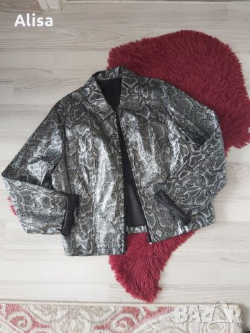 Дамско яке със змийски принт