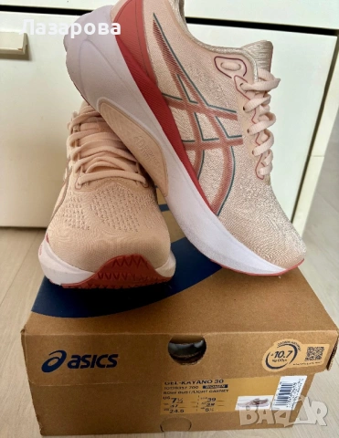 Продавам женски маратонки Asics