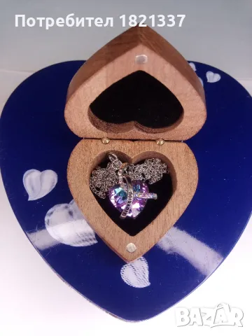 Колие с кристали в дървена кутийка 