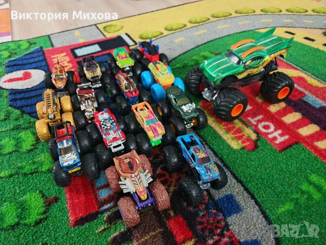 Hot Wheels джипове, снимка 3 - Коли, камиони, мотори, писти - 56449585