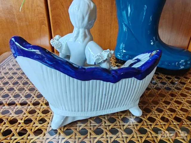  Нежна  Порцеланова статуетка  в синьо бели цветове., снимка 12 - Статуетки - 49030649