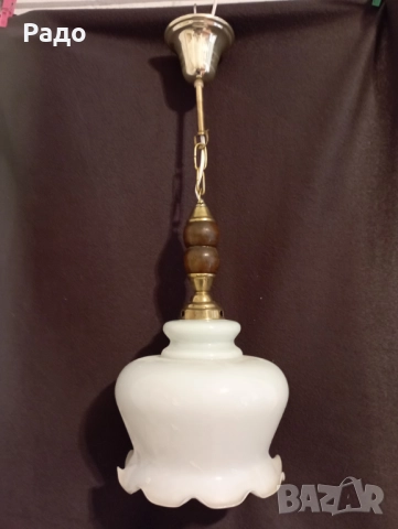 Красив полилей с голям бял стъклен абажур