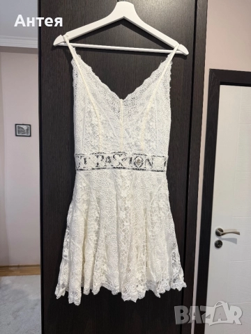Продавам къса дантелена рокля
