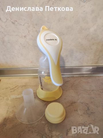 Лот възглавница за кърмене и ръчна двуфазна помпа за кърма Medela, снимка 2 - Аксесоари за кърмачки - 52796193