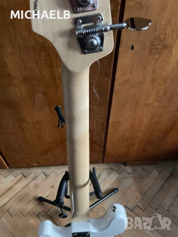 Продавам бас китара Fender Precision, снимка 7 - Китари - 53296459