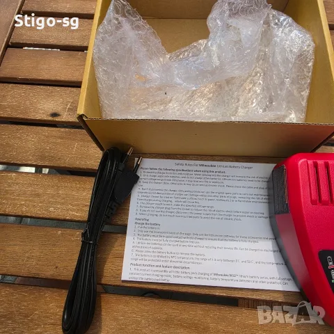 Milwaukee M12 зарядно, снимка 3 - Винтоверти - 56161327