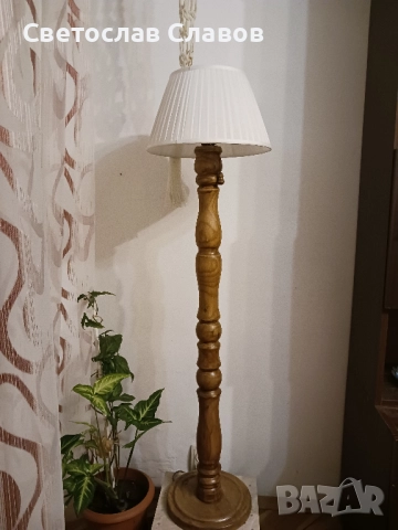 Висок лампион със стойка от стругован дъб  и красива плисирана шапка