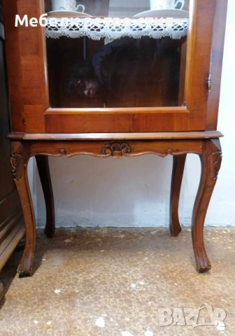 Невероятно красива барокова витрина с остъклена вратичка и елегантно извити крака. , снимка 9 - Секции и витрини - 53380713