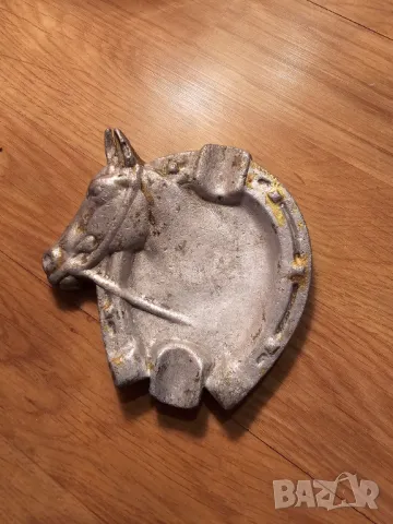 Старинен голям  метален пепелник кон с подкова ..щастие и късмет и красив предмет за вашия дом конче
