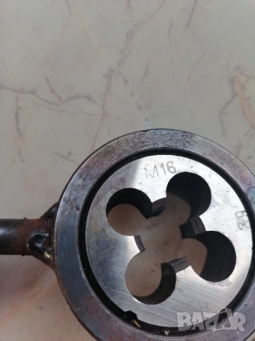 Плашки и метчици + върток, снимка 5 - Други инструменти - 51005975