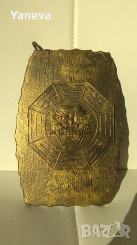 Самурайска табела с метален плакет върху дърво със синджир. 