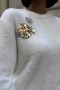 Дамска бяла блуза с златиста брошка и камъни – елегантен модел, снимка 5